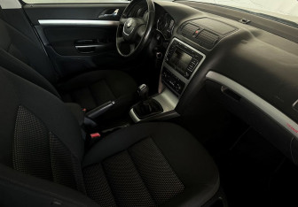 Подержанный автомобиль Skoda Octavia Wagon 2013 года (10 фото)