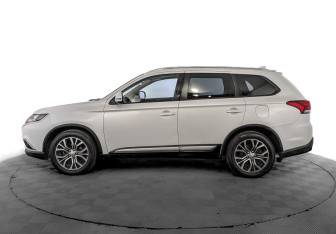 Подержанный автомобиль Mitsubishi Outlander 2018 года (8 фото)