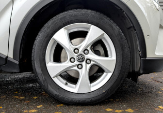 Подержанный автомобиль Toyota C-HR 2019 года (19 фото)