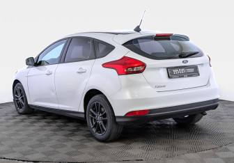 Подержанный автомобиль Ford Focus Hatchback 2017 года (7 фото)