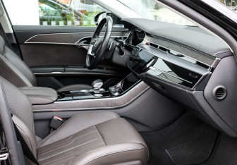 Подержанный автомобиль Audi A8 2023 года (11 фото)