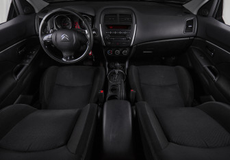 Подержанный автомобиль Citroen C4 Aircross 2012 года (19 фото)