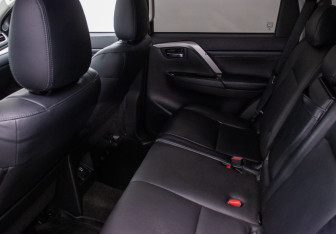 Подержанный автомобиль Mitsubishi Pajero Sport 2020 года (11 фото)