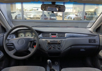 Подержанный автомобиль Mitsubishi Lancer Sedan 2005 года (10 фото)
