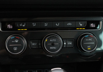 Подержанный автомобиль Volkswagen Tiguan 2019 года (16 фото)
