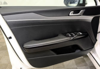 Подержанный автомобиль Kia K5 2021 года (19 фото)