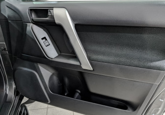 Подержанный автомобиль Toyota Land Cruiser Prado 2019 года (25 фото)