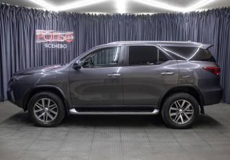 Подержанный автомобиль Toyota Fortuner 2018 года (8 фото)