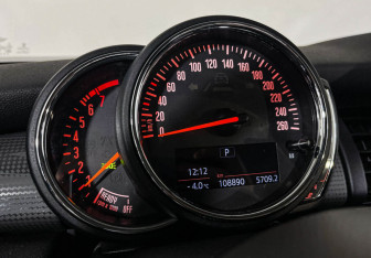 Подержанный автомобиль MINI Hatch 2017 года (11 фото)