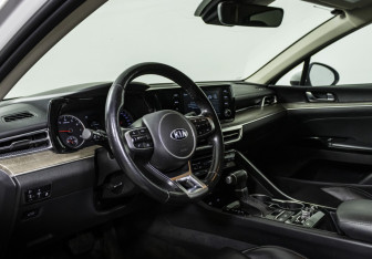 Подержанный автомобиль Kia K5 2021 года (10 фото)