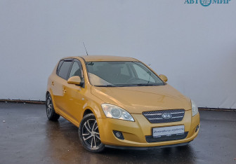 Подержанный автомобиль Kia Ceed Hatchback 2009 года (3 фото)