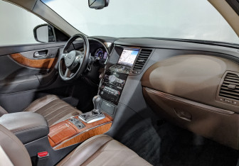 Подержанный автомобиль Infiniti QX70 2014 года (13 фото)