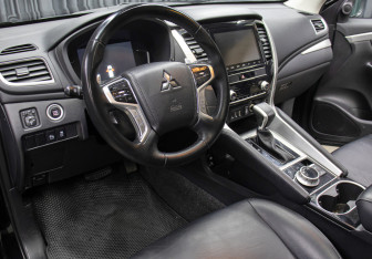 Подержанный автомобиль Mitsubishi Montero Sport 2023 года (18 фото)