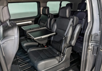 Подержанный автомобиль Peugeot Traveller 2020 года (17 фото)