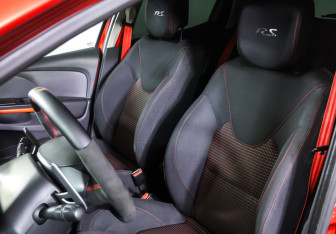 Подержанный автомобиль Renault Clio RS 2014 года (14 фото)