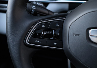 Подержанный автомобиль Geely Atlas 2023 года (31 фото)