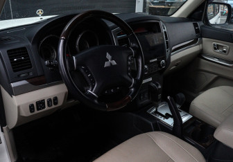 Подержанный автомобиль Mitsubishi Pajero 2019 года (11 фото)