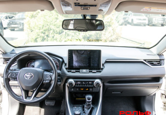Подержанный автомобиль Toyota RAV4 2021 года (10 фото)