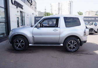 Подержанный автомобиль Mitsubishi Pajero 2009 года (8 фото)