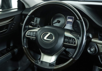 Подержанный автомобиль Lexus ES 2015 года (17 фото)