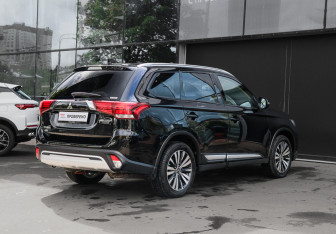 Подержанный автомобиль Mitsubishi Outlander 2020 года (4 фото)