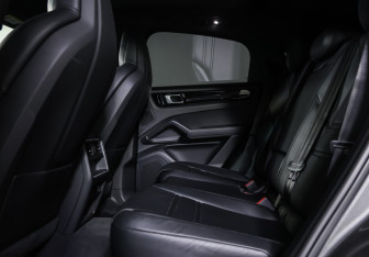 Подержанный автомобиль Porsche Cayenne 2020 года (11 фото)