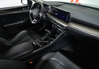 Подержанный автомобиль Kia K5 2021 года (9 фото)