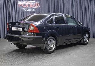Подержанный автомобиль Ford Focus Sedan 2006 года (3 фото)