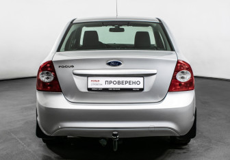 Подержанный автомобиль Ford Focus Sedan 2010 года (8 фото)