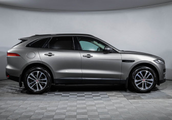 Подержанный автомобиль Jaguar F-Pace 2018 года (4 фото)