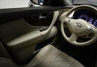 Подержанный автомобиль Infiniti FX 2013 года (16 фото)