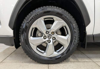 Подержанный автомобиль Toyota RAV4 2020 года (12 фото)