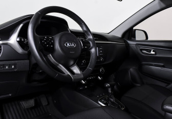 Подержанный автомобиль Kia Rio Sedan 2020 года (10 фото)