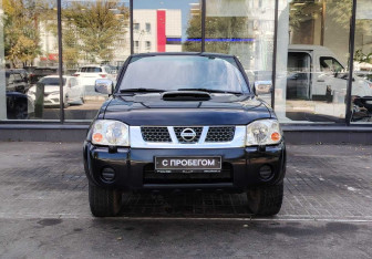 Подержанный автомобиль Nissan NP300 2010 года (2 фото)
