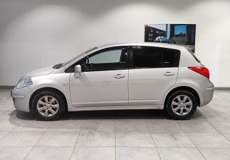 Подержанный автомобиль Nissan Tiida Hatchback 2011 года (8 фото)