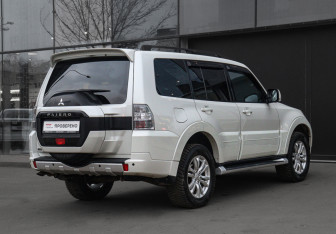 Подержанный автомобиль Mitsubishi Pajero 2015 года (5 фото)