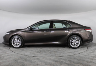 Подержанный автомобиль Toyota Camry Sedan 2019 года (8 фото)