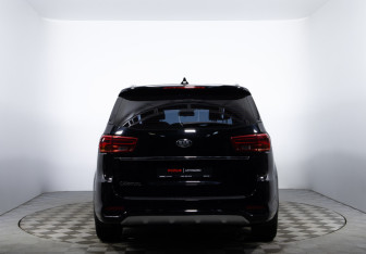 Подержанный автомобиль Kia Carnival 2019 года (5 фото)