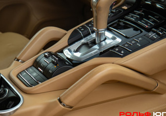 Подержанный автомобиль Porsche Cayenne 2015 года (13 фото)