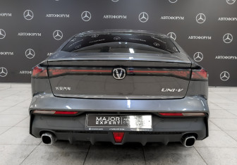 Подержанный автомобиль Changan UNI-V 2023 года (6 фото)