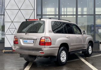 Подержанный автомобиль Toyota Land Cruiser Suv 2000 года (5 фото)
