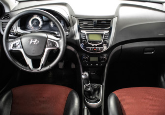 Подержанный автомобиль Hyundai Solaris Hatchback 2011 года (11 фото)