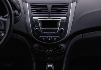 Подержанный автомобиль Hyundai Solaris Hatchback 2015 года (14 фото)