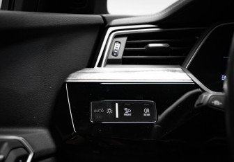Подержанный автомобиль Audi e-tron 2021 года (13 фото)