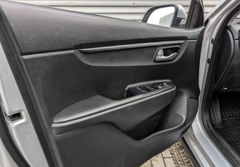 Подержанный автомобиль Kia Rio Hatchback 2021 года (19 фото)