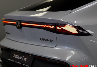 Подержанный автомобиль Changan UNI-V 2022 года (23 фото)