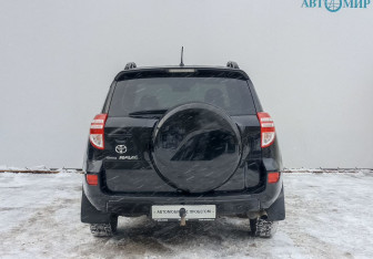 Подержанный автомобиль Toyota RAV4 2010 года (6 фото)