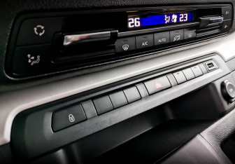 Подержанный автомобиль Peugeot Traveller 2022 года (24 фото)