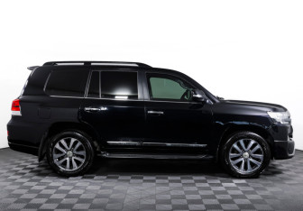 Подержанный автомобиль Toyota Land Cruiser Suv 2018 года (4 фото)