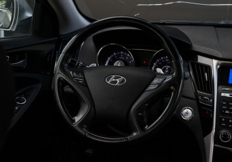 Подержанный автомобиль Hyundai Sonata 2010 года (12 фото)